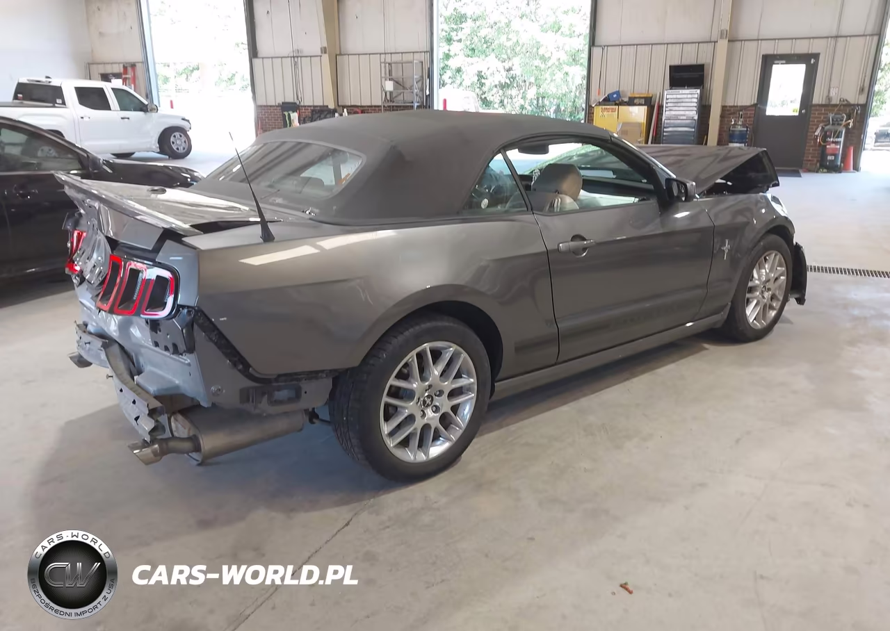 2014 Ford Mustang V6 Premium VIN:1ZVBP8EM7E5314704 - 4