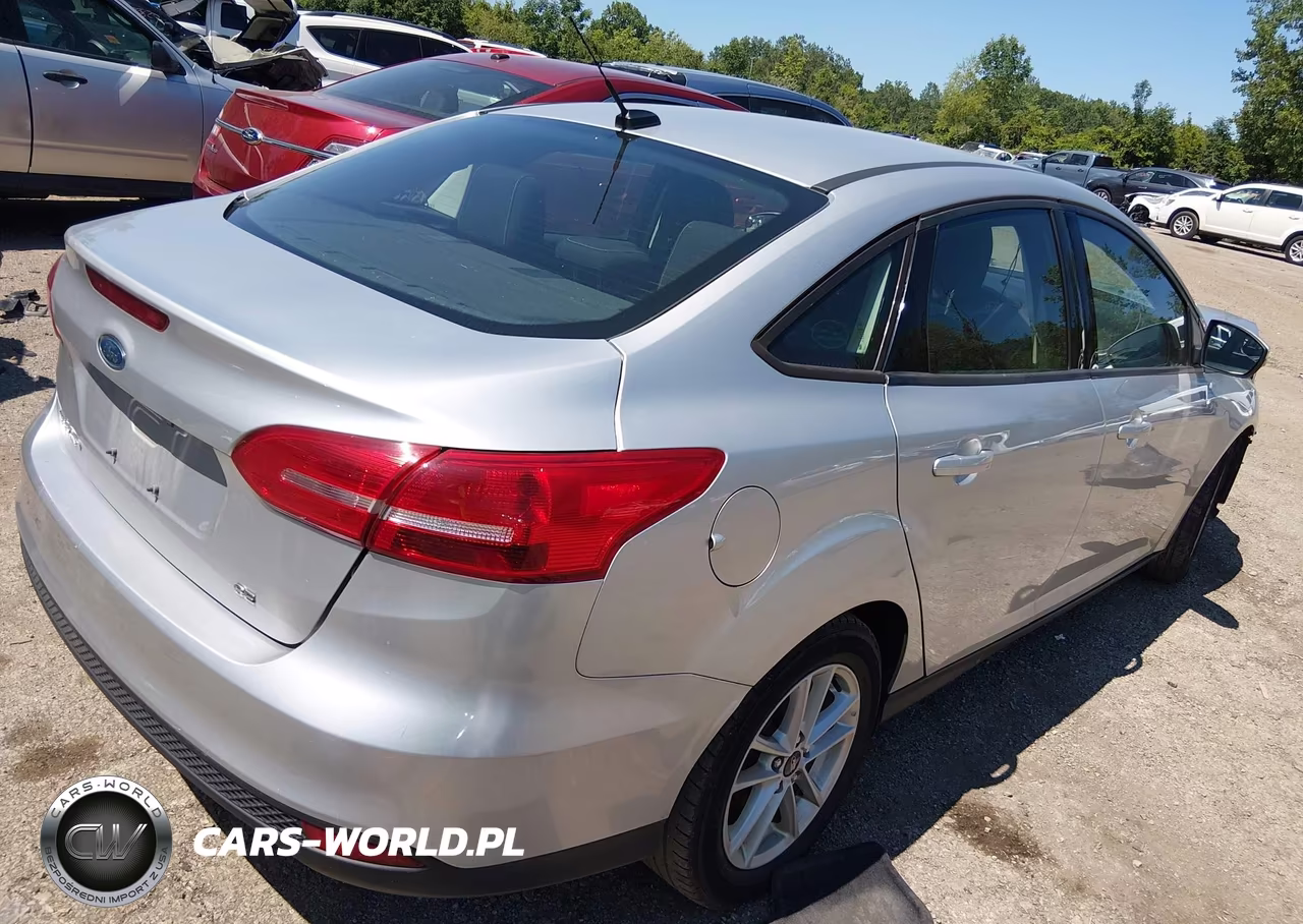 2016 Ford Focus Se VIN:1FADP3F20GL365848 - 4