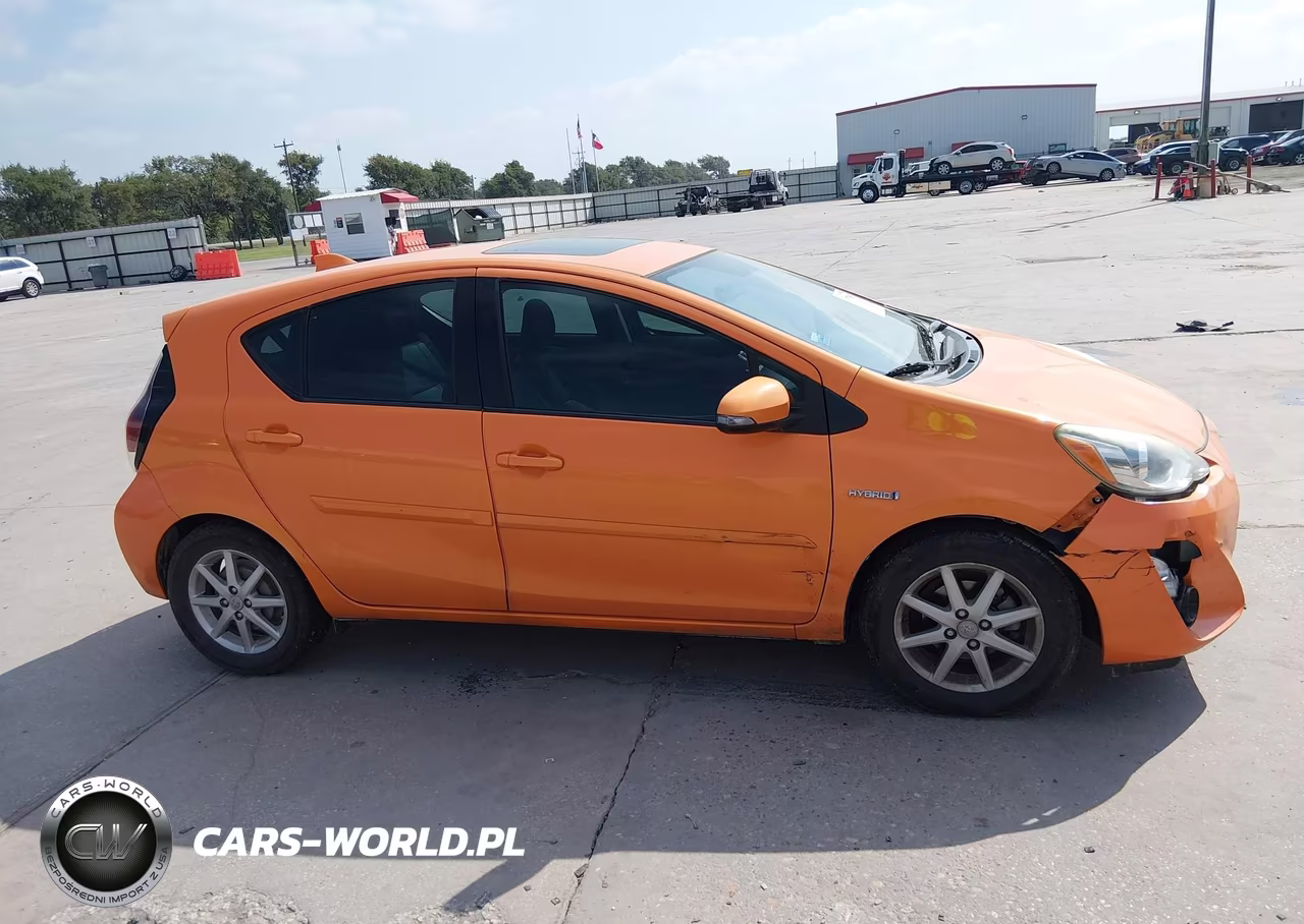 2016 Toyota Prius C Four VIN:JTDKDTB3XG1130037 - 13