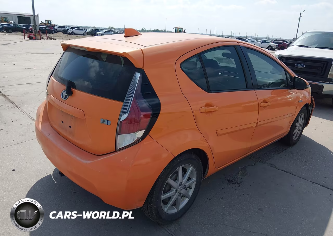 2016 Toyota Prius C Four VIN:JTDKDTB3XG1130037 - 4