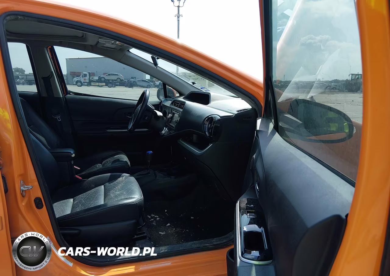 2016 Toyota Prius C Four VIN:JTDKDTB3XG1130037 - 5