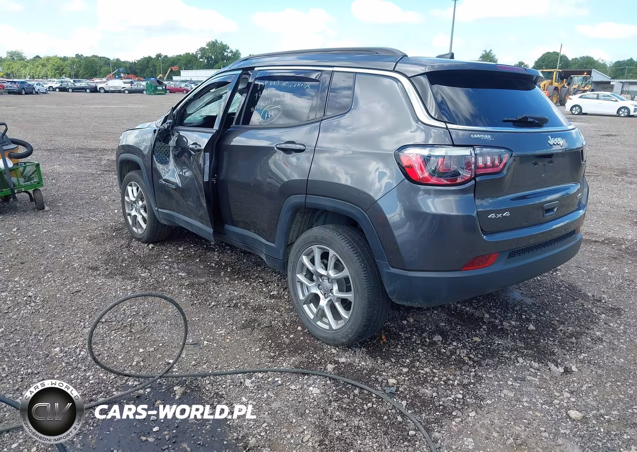 2022 Jeep Compass Latitude Lux 4X4 VIN:3C4NJDFB3NT218933 - 3