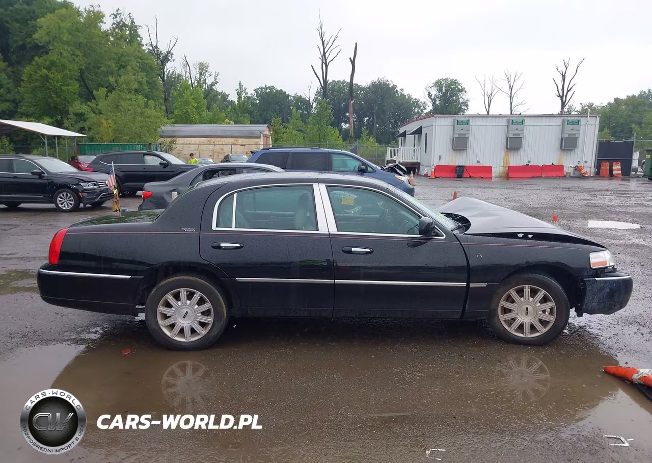 2009 Lincoln Town Car Signature Limited VIN:2LNHM82V39X621273 - 13