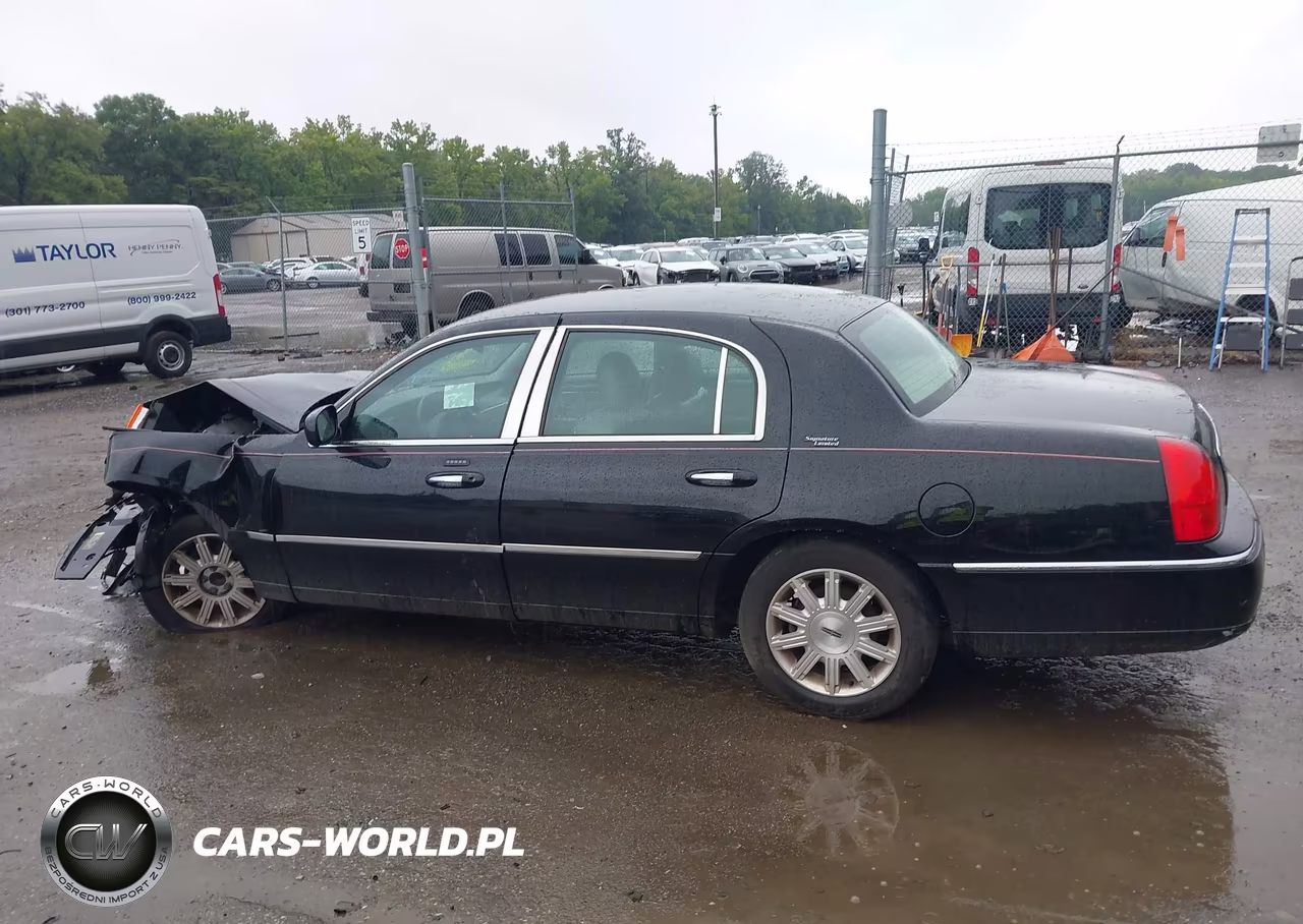 2009 Lincoln Town Car Signature Limited VIN:2LNHM82V39X621273 - 14
