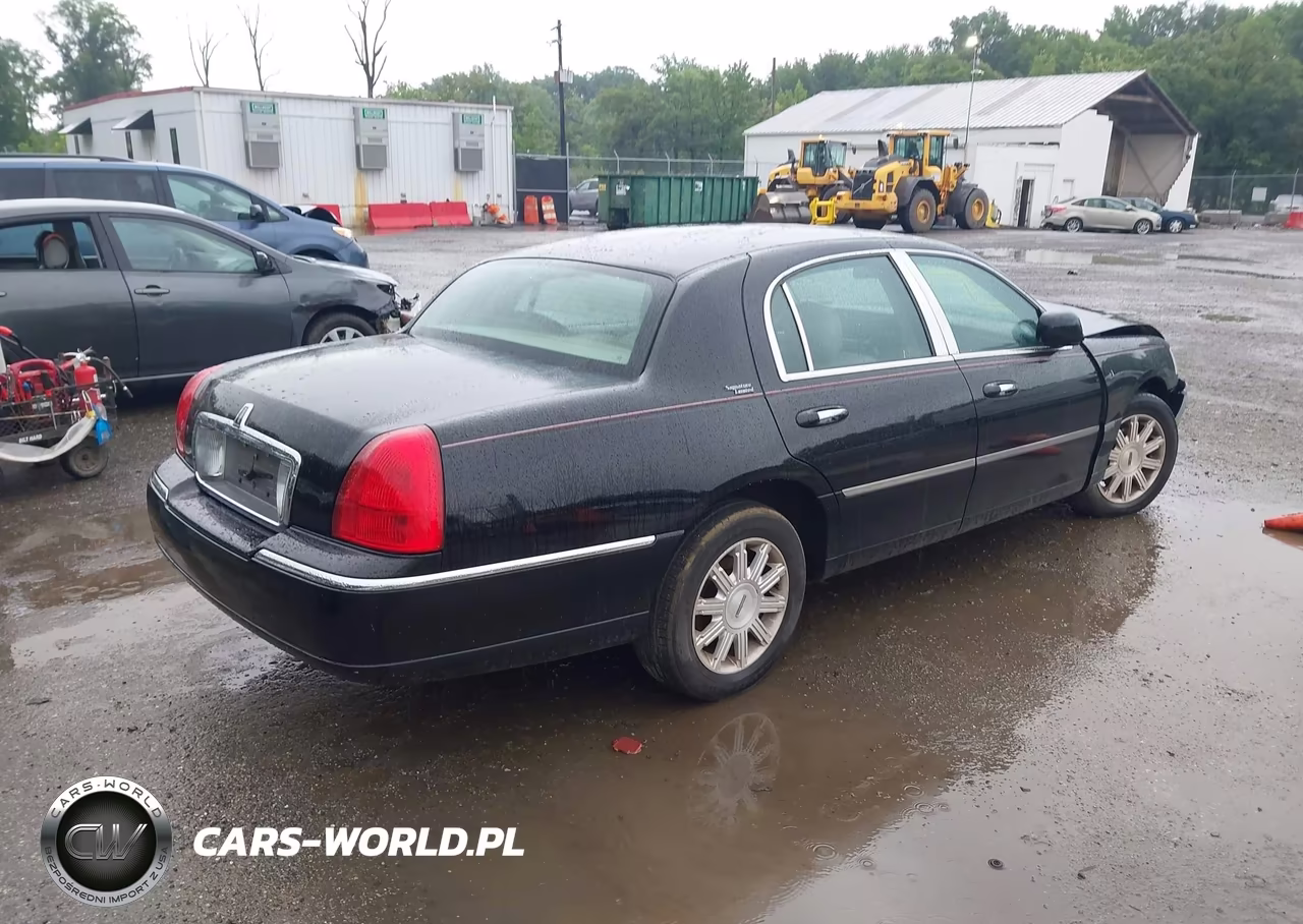 2009 Lincoln Town Car Signature Limited VIN:2LNHM82V39X621273 - 4