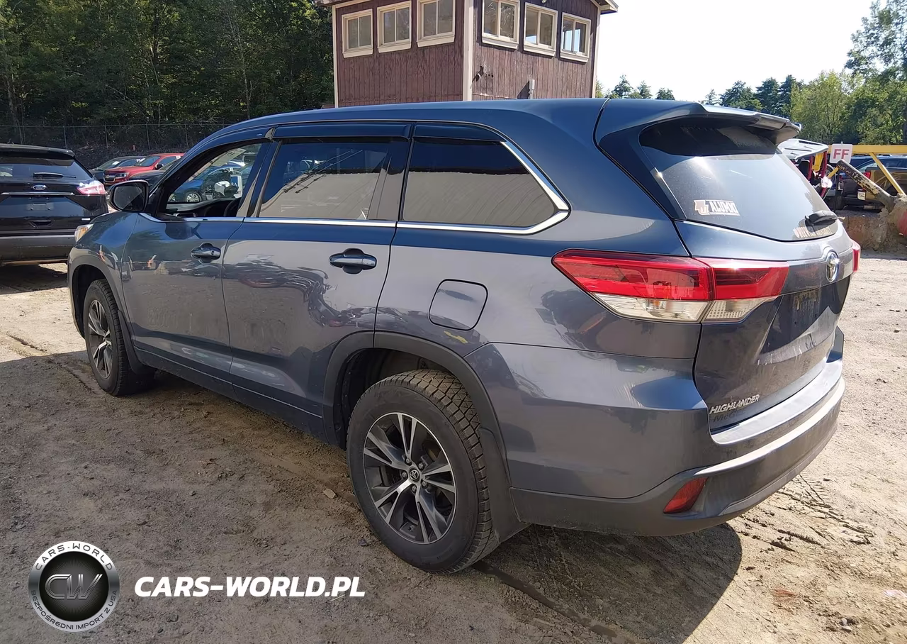 2018 Toyota Highlander Le VIN:5TDBZRFH2JS868287 - 3