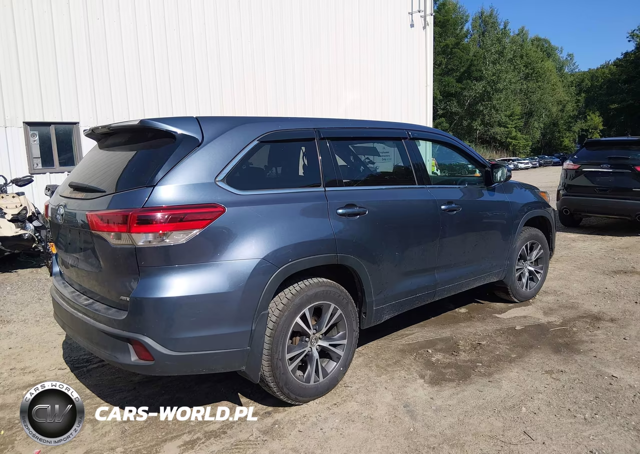 2018 Toyota Highlander Le VIN:5TDBZRFH2JS868287 - 4