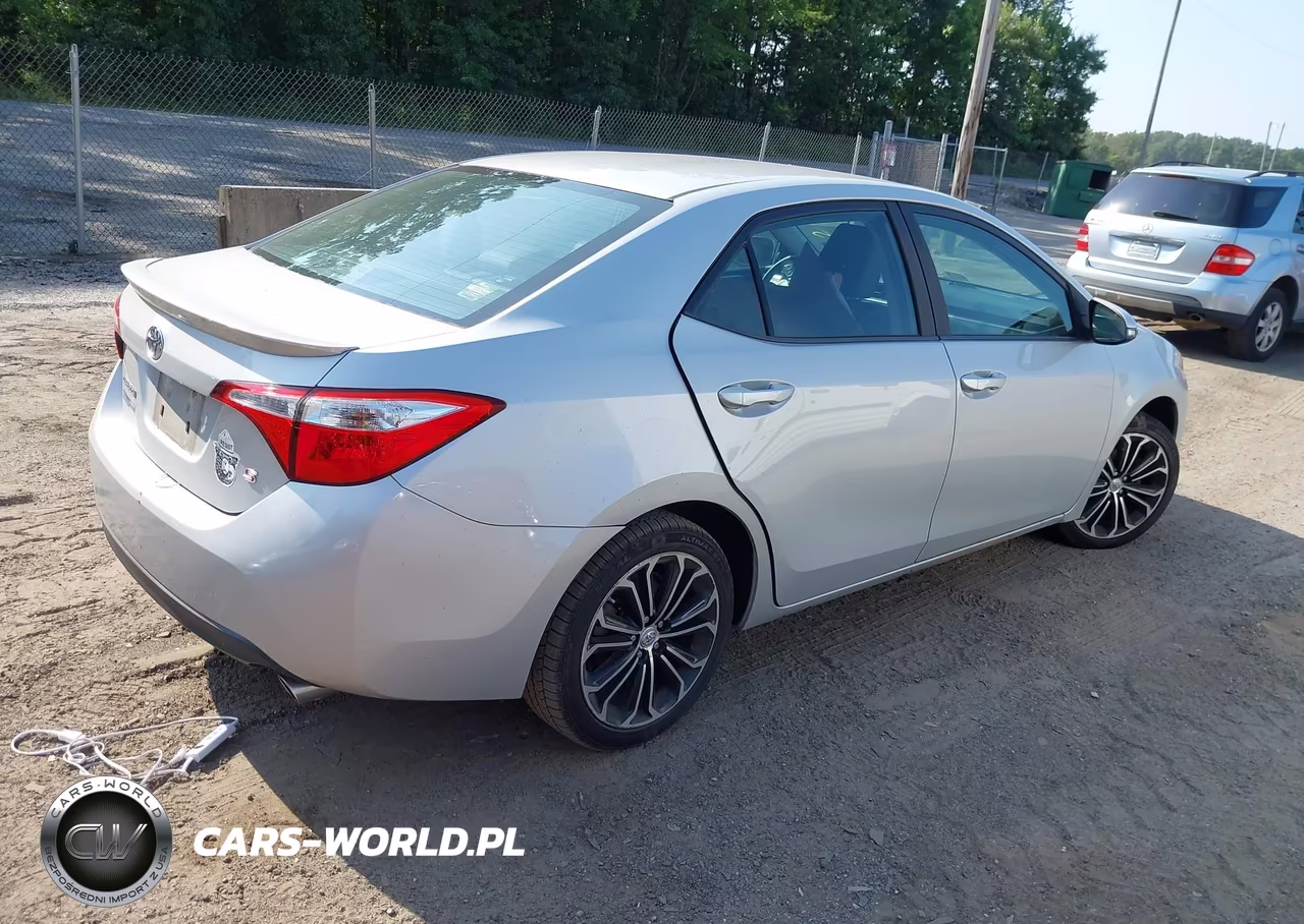 2015 Toyota Corolla S Plus VIN:2T1BURHE1FC300632 - 4