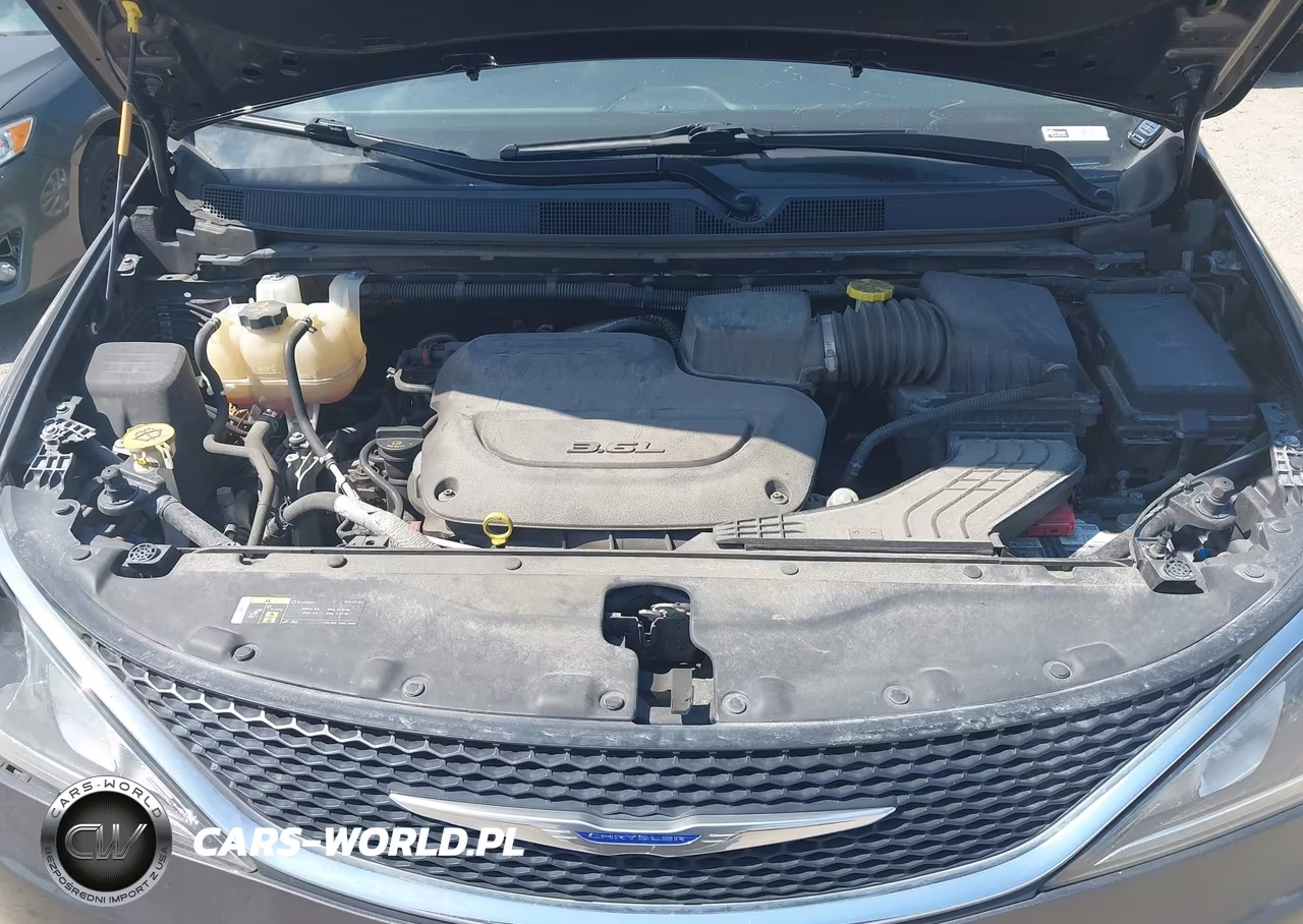 2019 Chrysler Pacifica Touring L VIN:2C4RC1BG2KR626897 - 10
