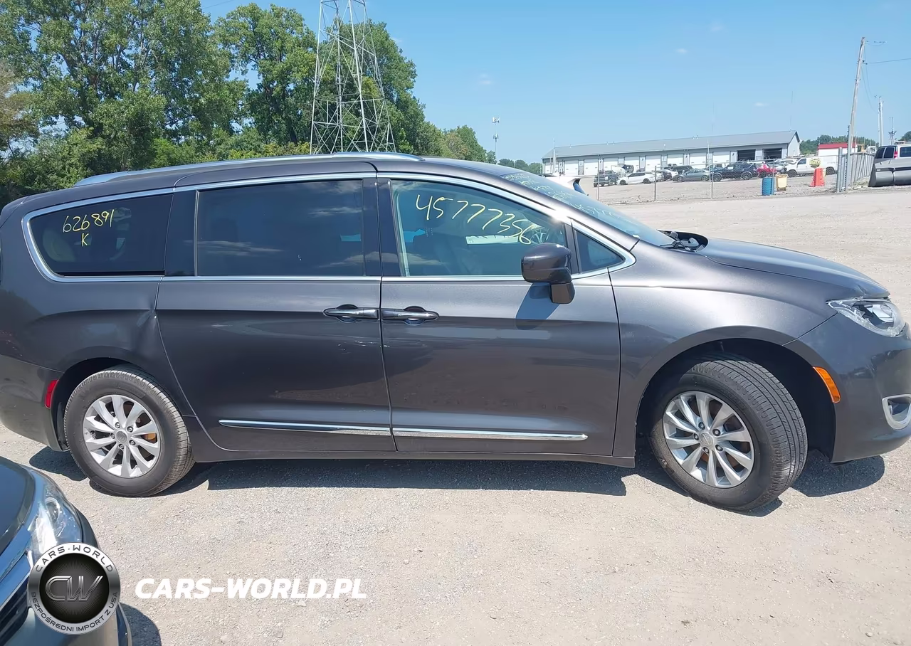 2019 Chrysler Pacifica Touring L VIN:2C4RC1BG2KR626897 - 13