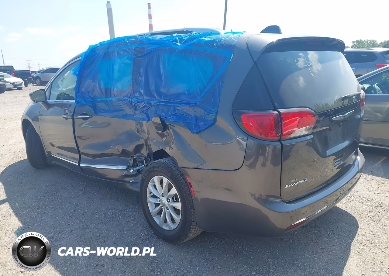 2019 Chrysler Pacifica Touring L VIN:2C4RC1BG2KR626897 - 3