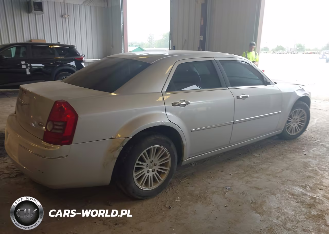 2010 Chrysler 300 Touring VIN:2C3CA5CV8AH233382 - 4