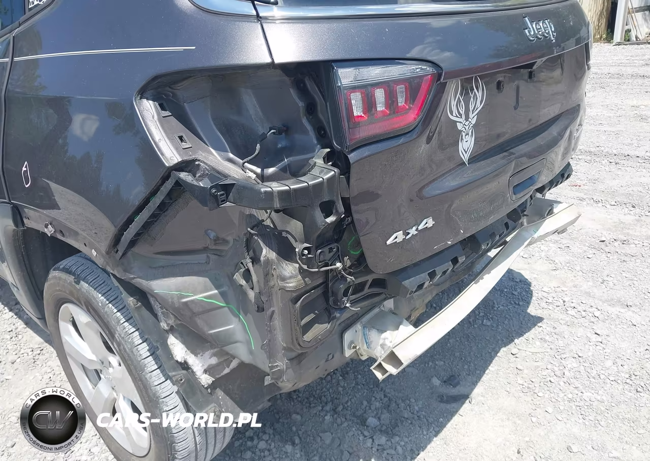 2018 Jeep Compass Latitude 4X4 VIN:3C4NJDBB1JT492583 - 18