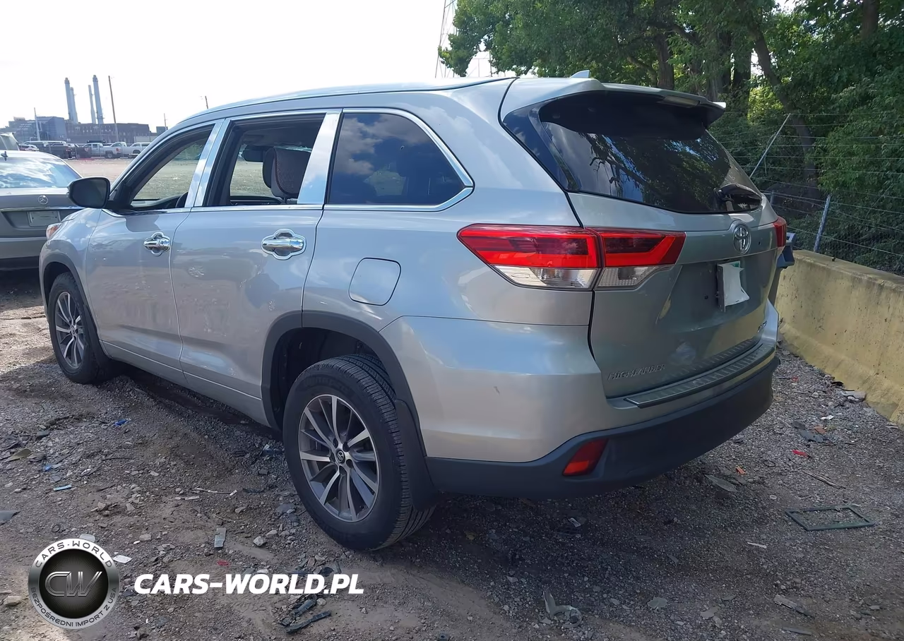 2018 Toyota Highlander Xle VIN:5TDJZRFH1JS850827 - 3