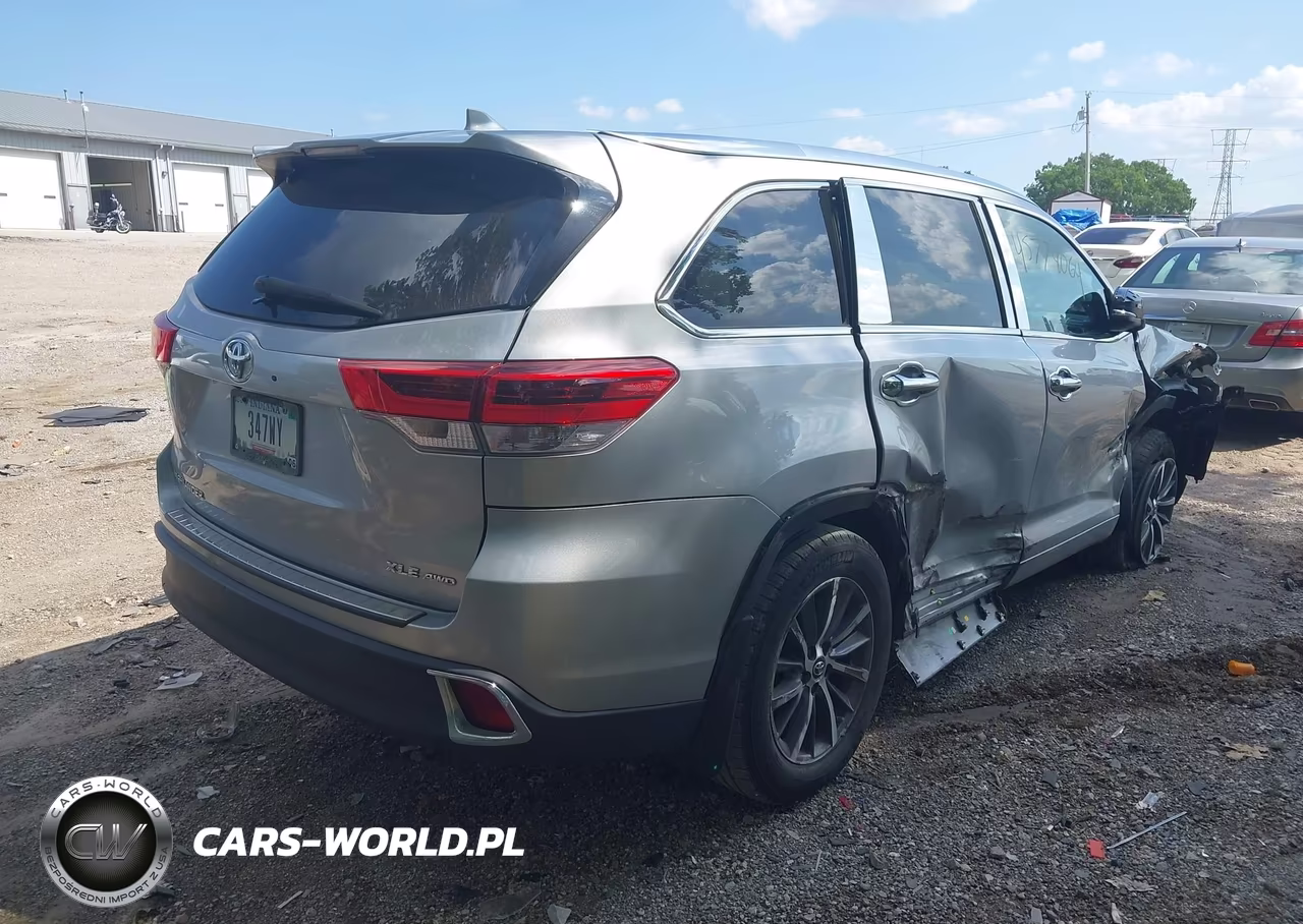 2018 Toyota Highlander Xle VIN:5TDJZRFH1JS850827 - 4