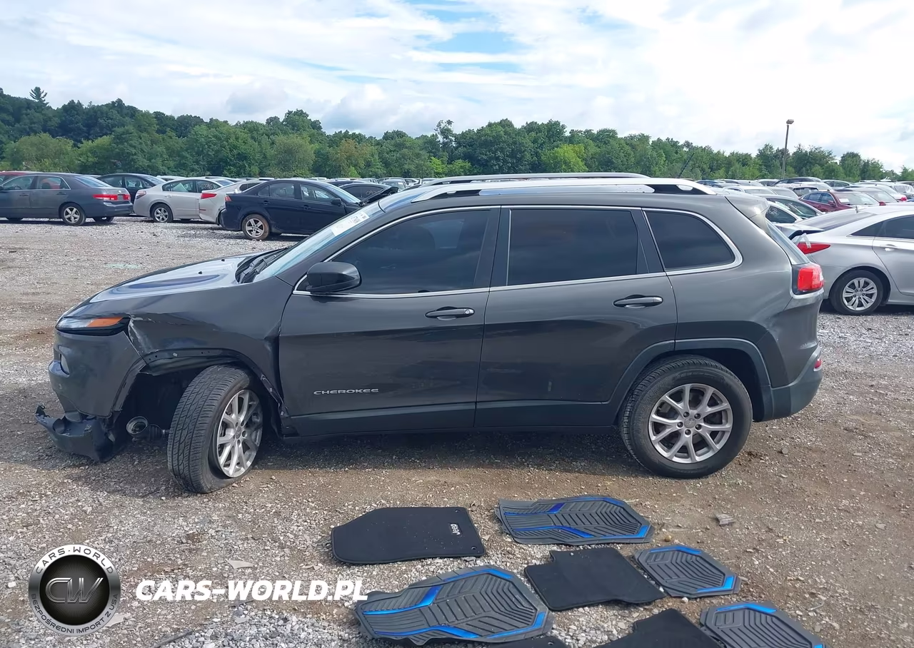 2015 Jeep Cherokee Latitude VIN:1C4PJMCS6FW588654 - 14