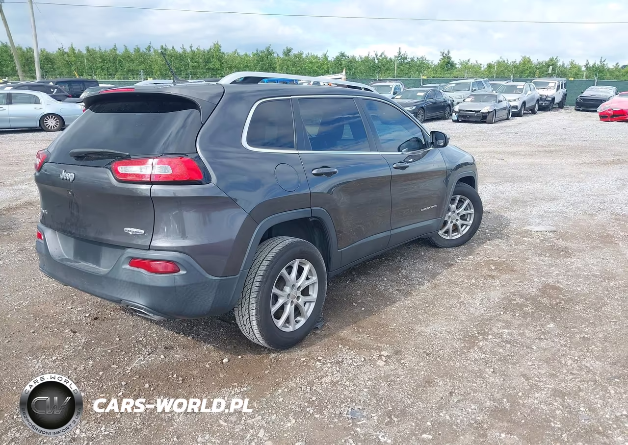 2015 Jeep Cherokee Latitude VIN:1C4PJMCS6FW588654 - 4