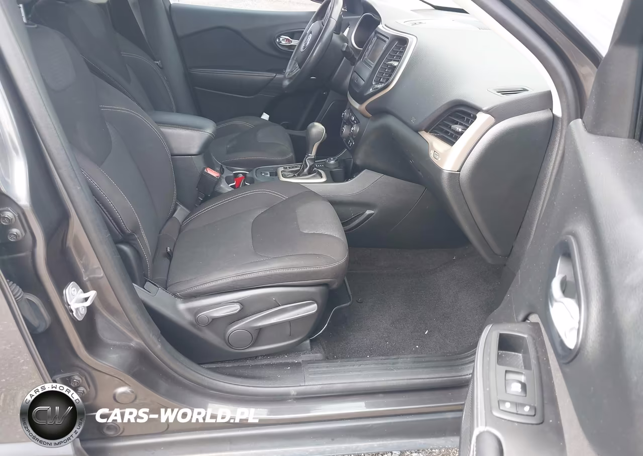 2015 Jeep Cherokee Latitude VIN:1C4PJMCS6FW588654 - 5