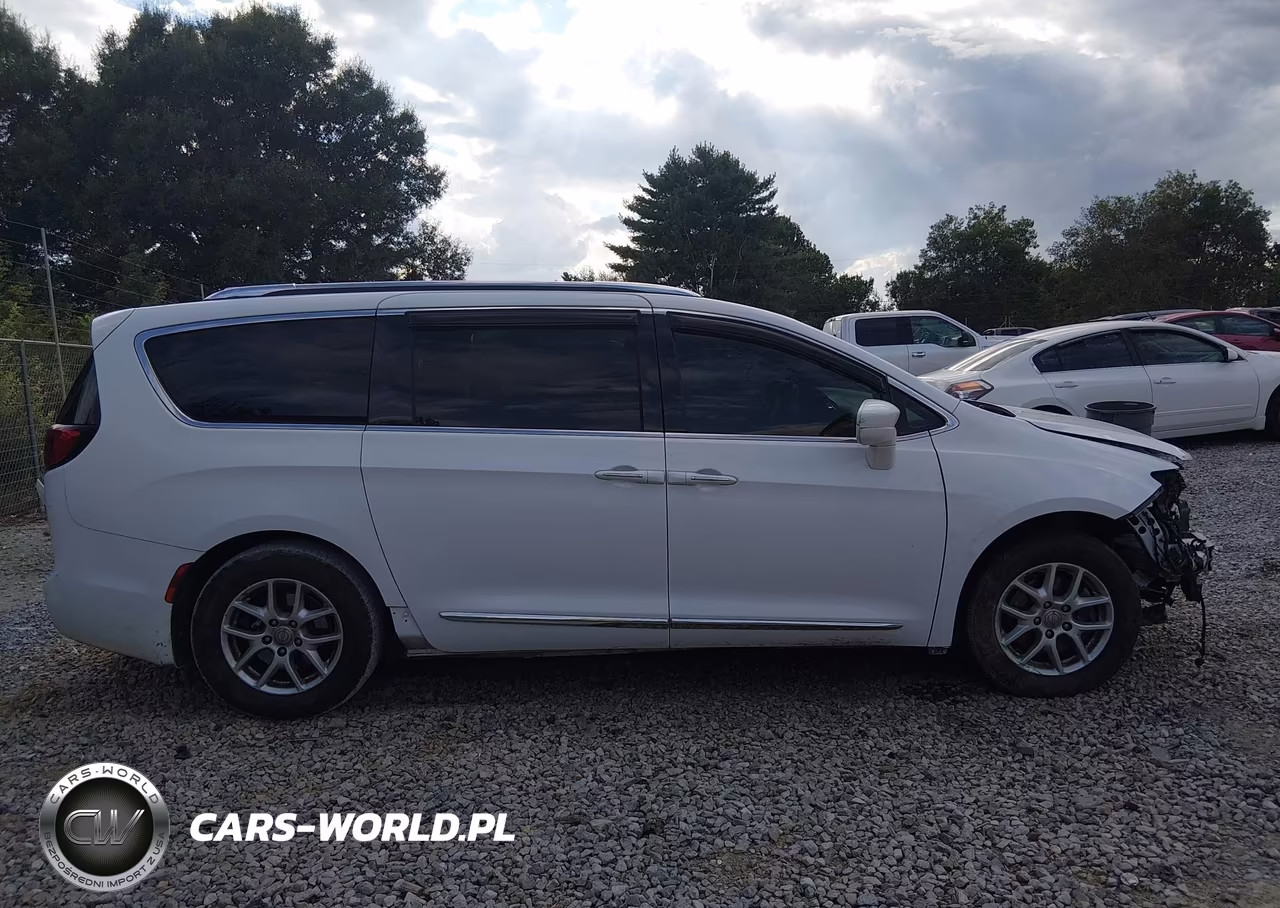 2020 Chrysler Pacifica Touring L VIN:2C4RC1BG2LR140091 - 13