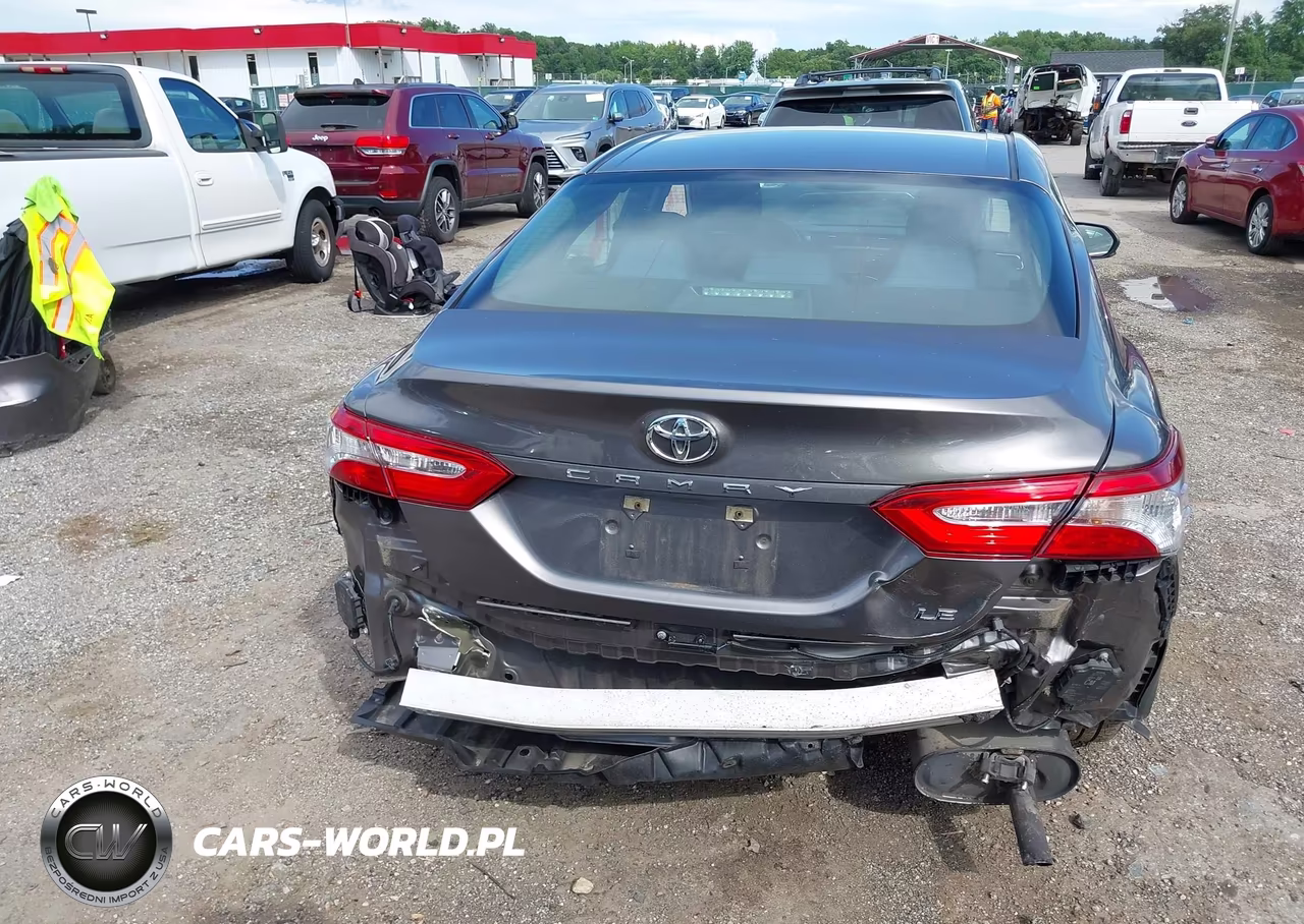 2018 Toyota Camry Le VIN:4T1B11HK7JU519621 - 17