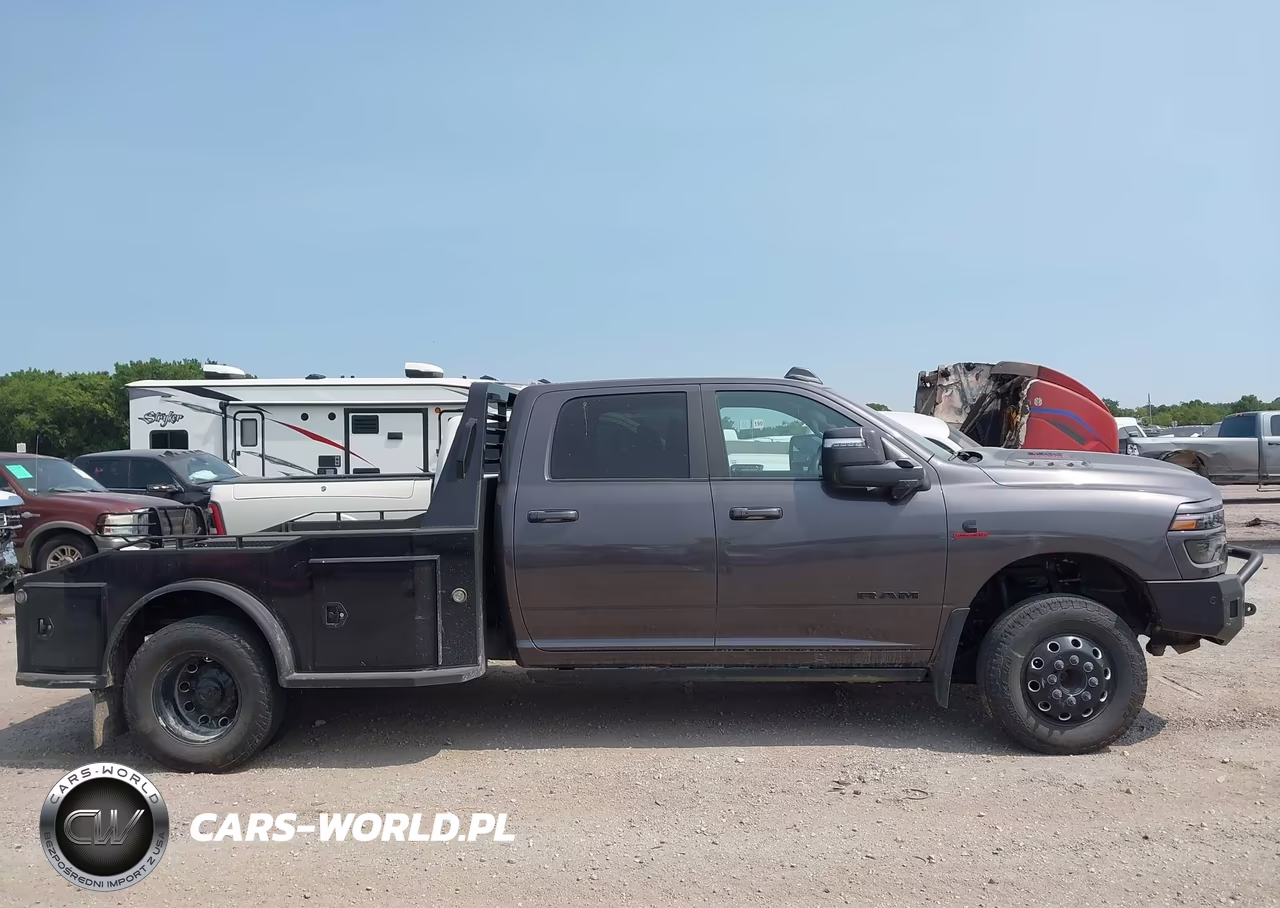 2025 Ram 3500 Laramie 4X4 8' Box VIN:3C63RRJL7SG502073 - 13