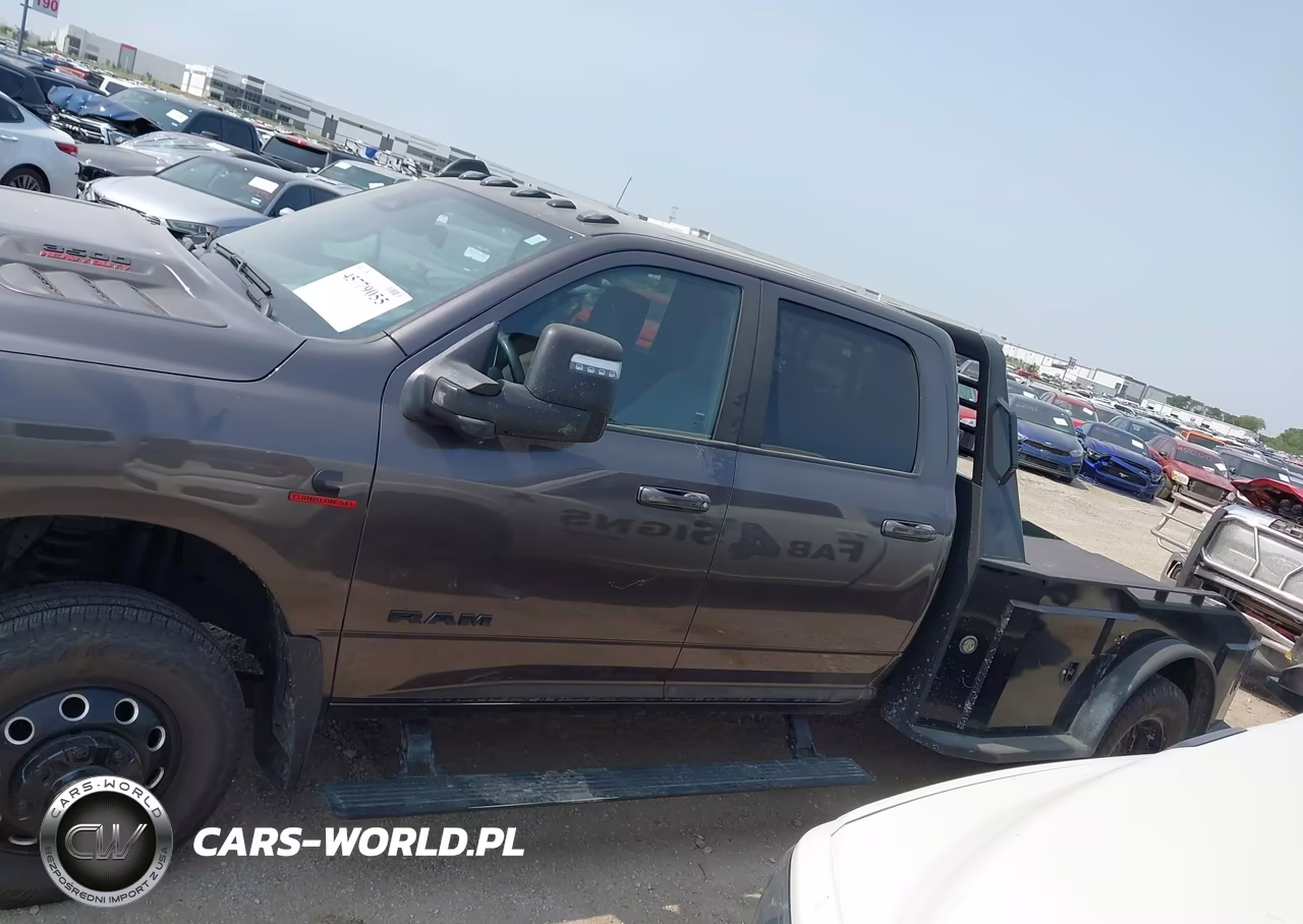 2025 Ram 3500 Laramie 4X4 8' Box VIN:3C63RRJL7SG502073 - 14