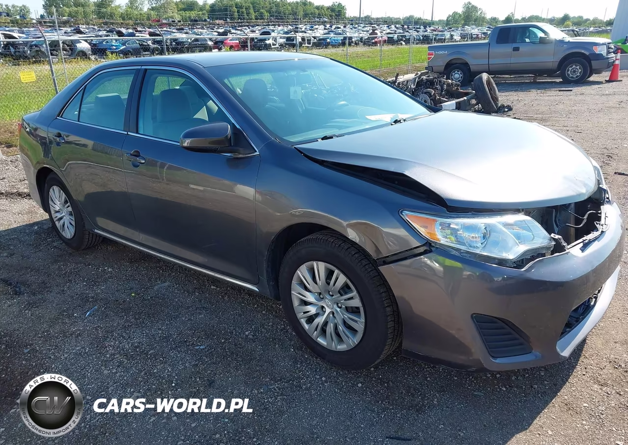 2014 Toyota Camry Le – zdjęcie 1 z 18