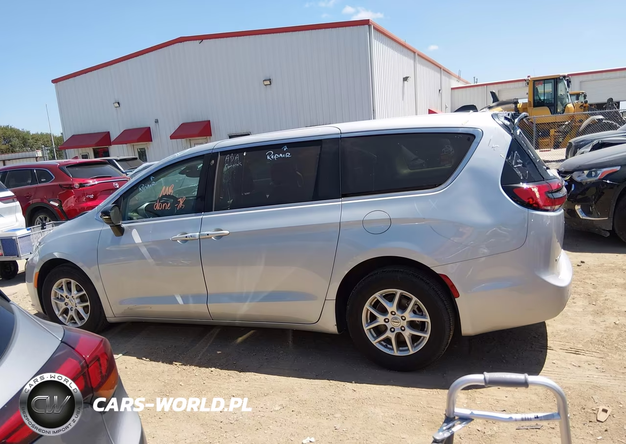 2024 Chrysler Pacifica Touring L VIN:2C4RC1BG3RR197425 - 14