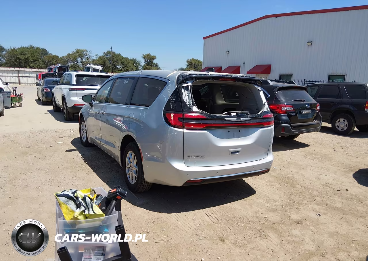 2024 Chrysler Pacifica Touring L VIN:2C4RC1BG3RR197425 - 3