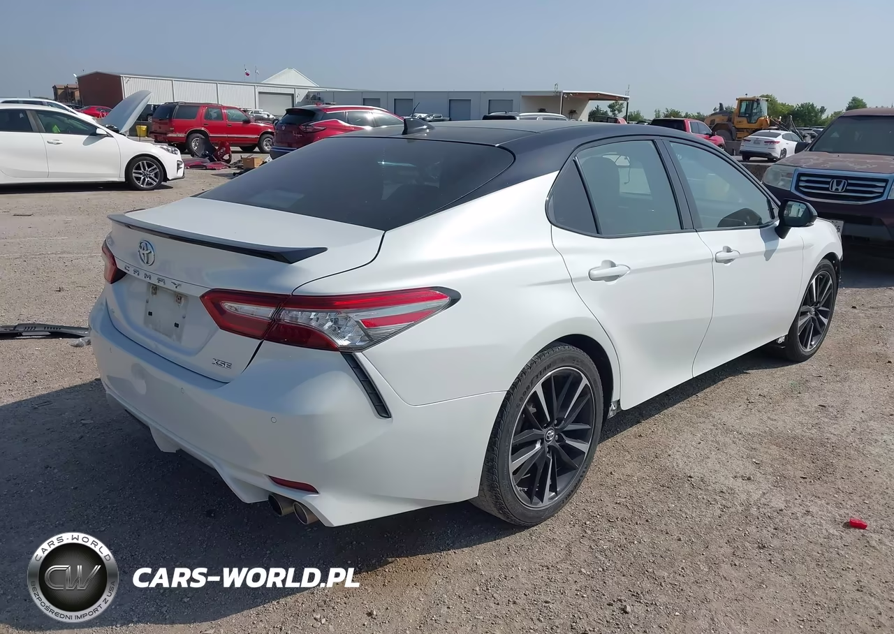 2018 Toyota Camry Xse VIN:4T1B61HK4JU083974 - 4