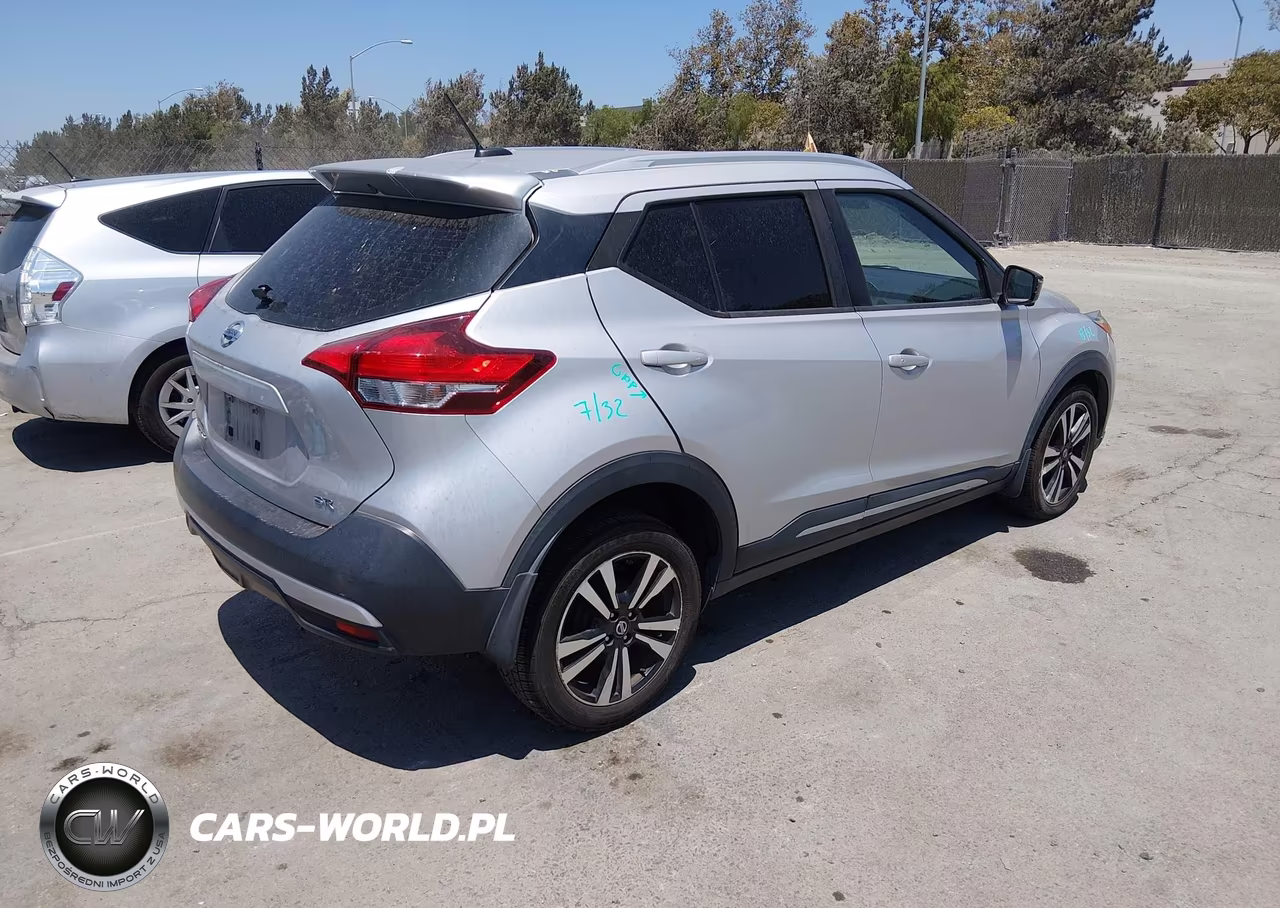 2018 Nissan Kicks Sr VIN:3N1CP5CU2JL542471 - 4