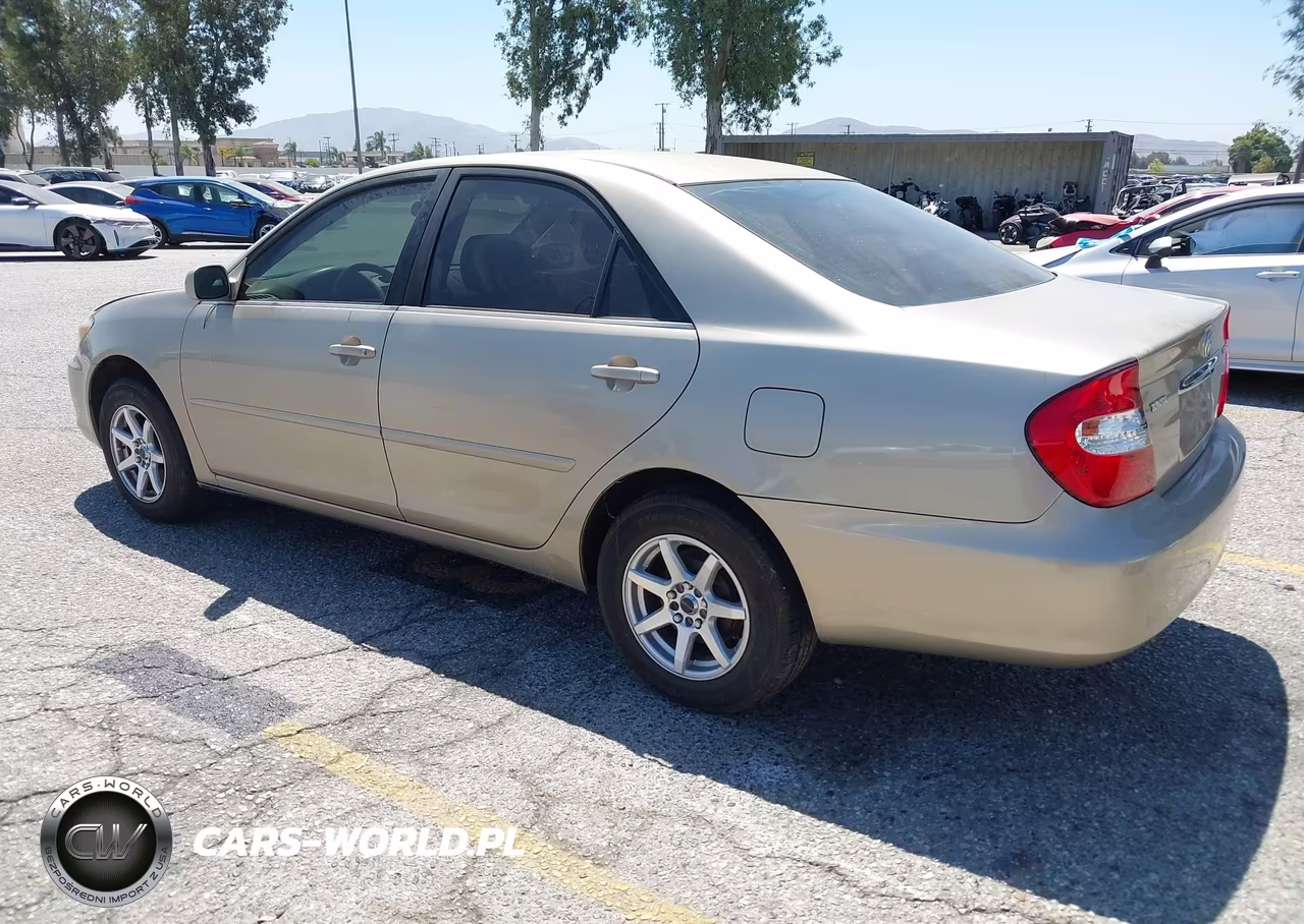 2002 Toyota Camry Le VIN:JTDBE32K020041306 - 3