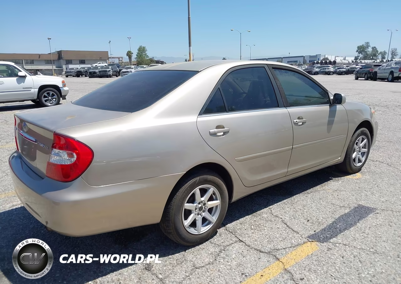 2002 Toyota Camry Le VIN:JTDBE32K020041306 - 4