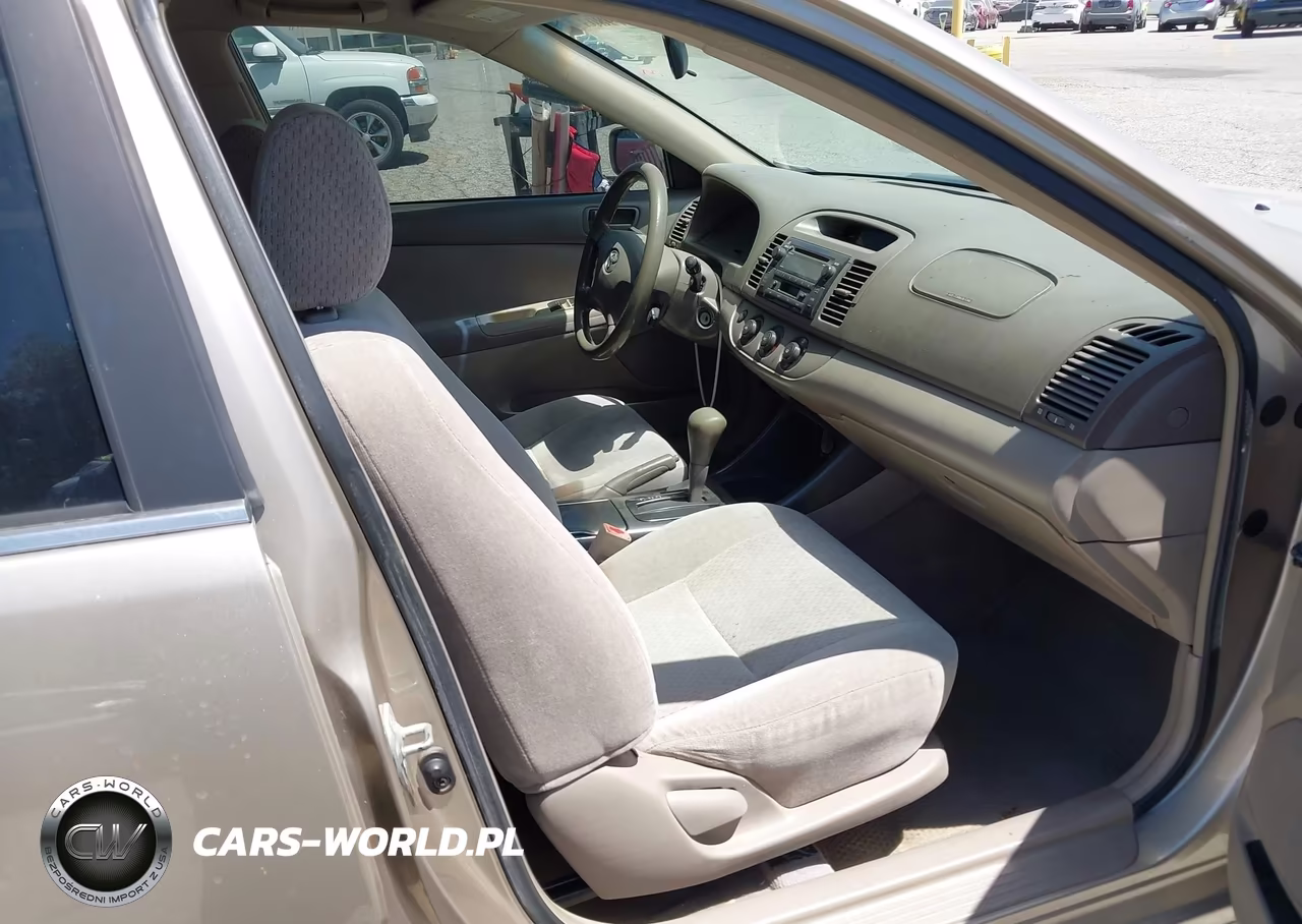 2002 Toyota Camry Le VIN:JTDBE32K020041306 - 5