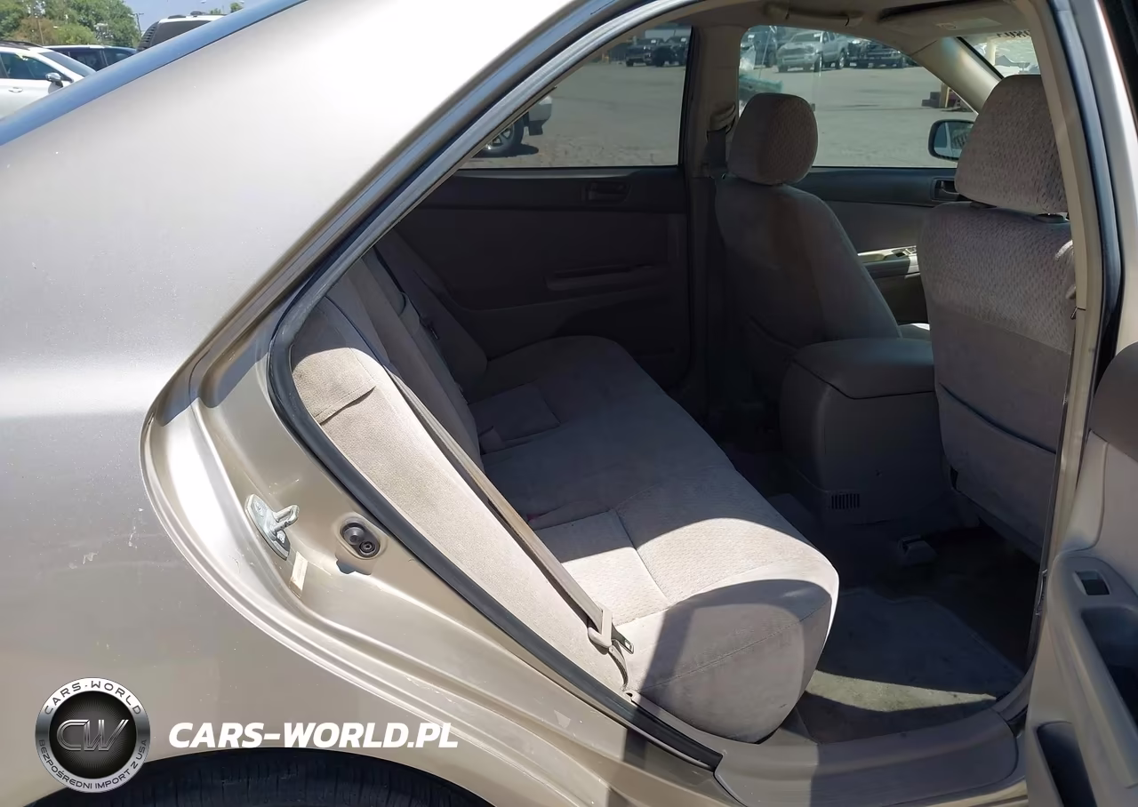2002 Toyota Camry Le VIN:JTDBE32K020041306 - 8