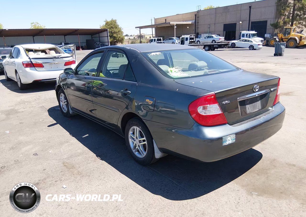2002 Toyota Camry Le VIN:JTDBE32K820017285 - 3