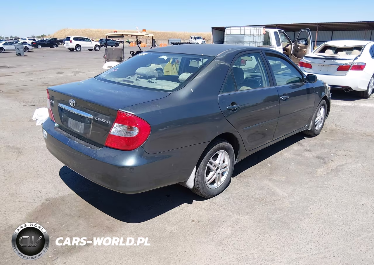 2002 Toyota Camry Le VIN:JTDBE32K820017285 - 4
