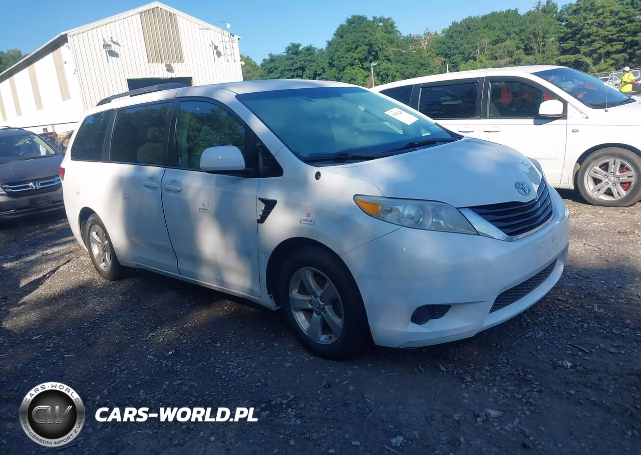 2013 Toyota Sienna Le V6 8 Passenger