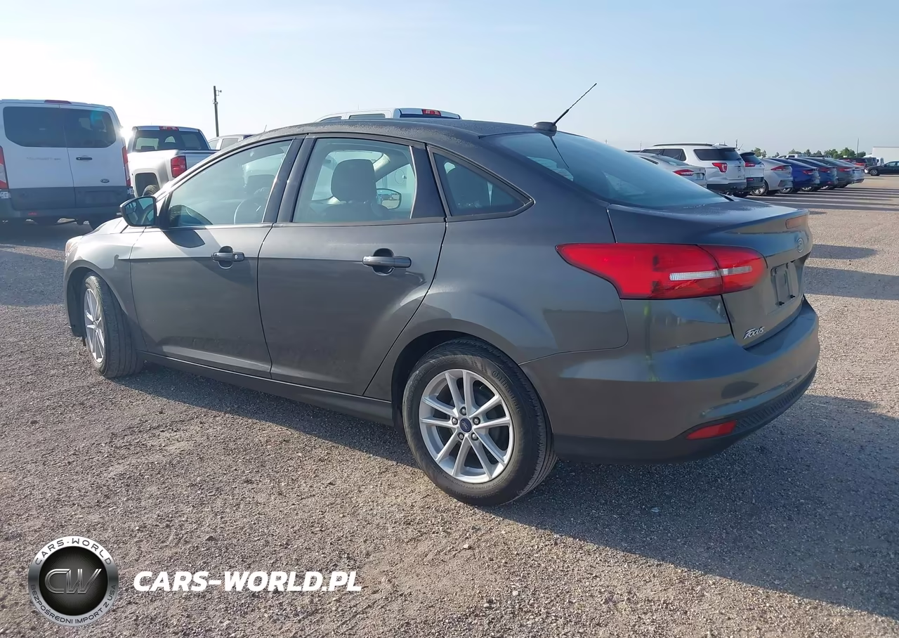 2018 Ford Focus Se VIN:1FADP3F25JL317172 - 3
