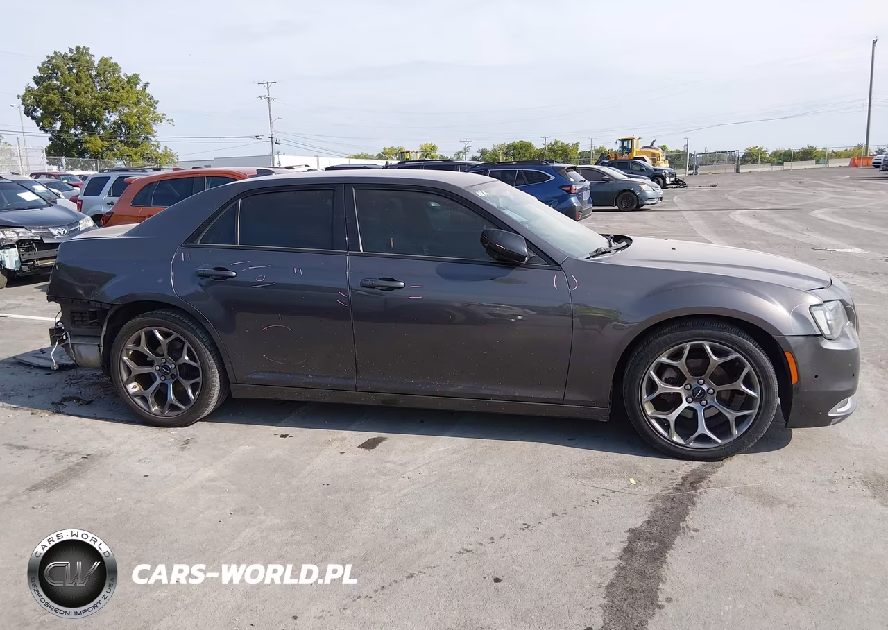 2018 Chrysler 300 Touring VIN:2C3CCAAG4JH275541 - 14
