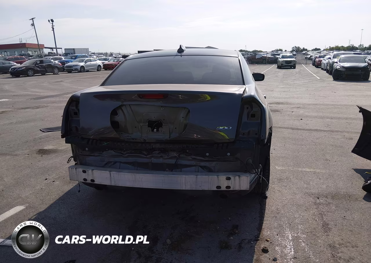2018 Chrysler 300 Touring VIN:2C3CCAAG4JH275541 - 17