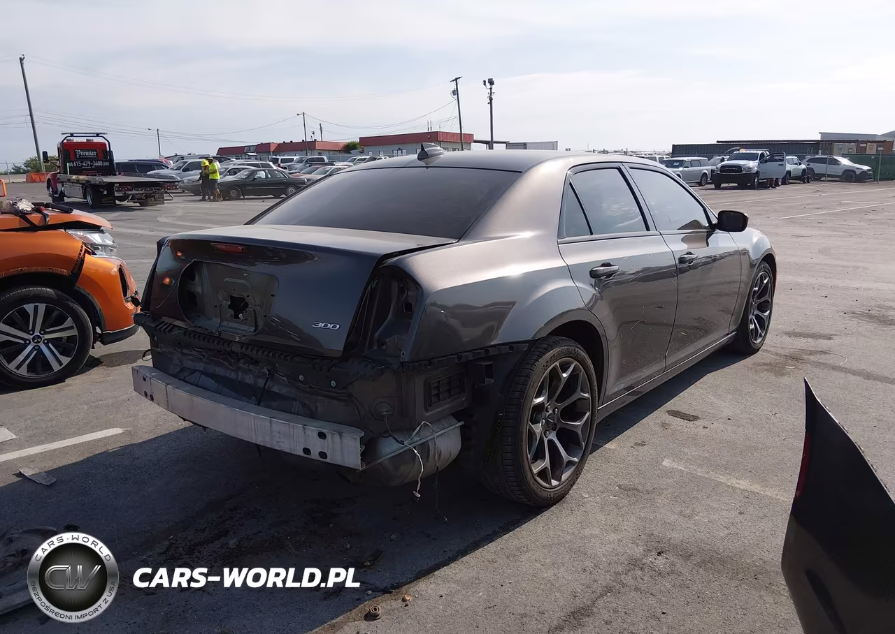 2018 Chrysler 300 Touring VIN:2C3CCAAG4JH275541 - 4