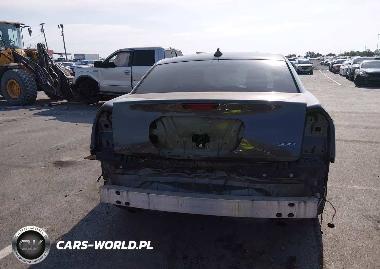 2018 Chrysler 300 Touring VIN:2C3CCAAG4JH275541 - 6
