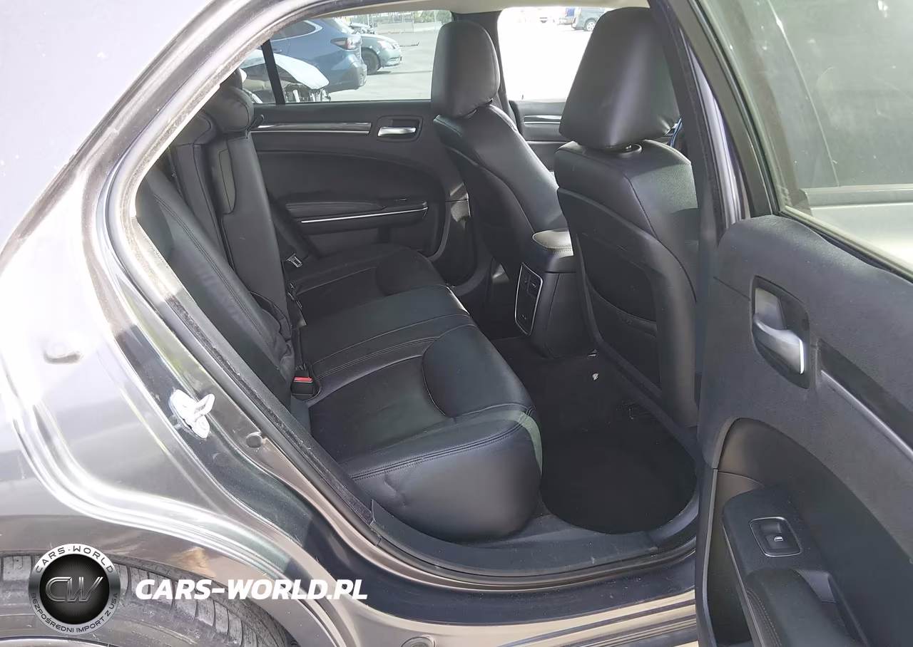 2018 Chrysler 300 Touring VIN:2C3CCAAG4JH275541 - 8