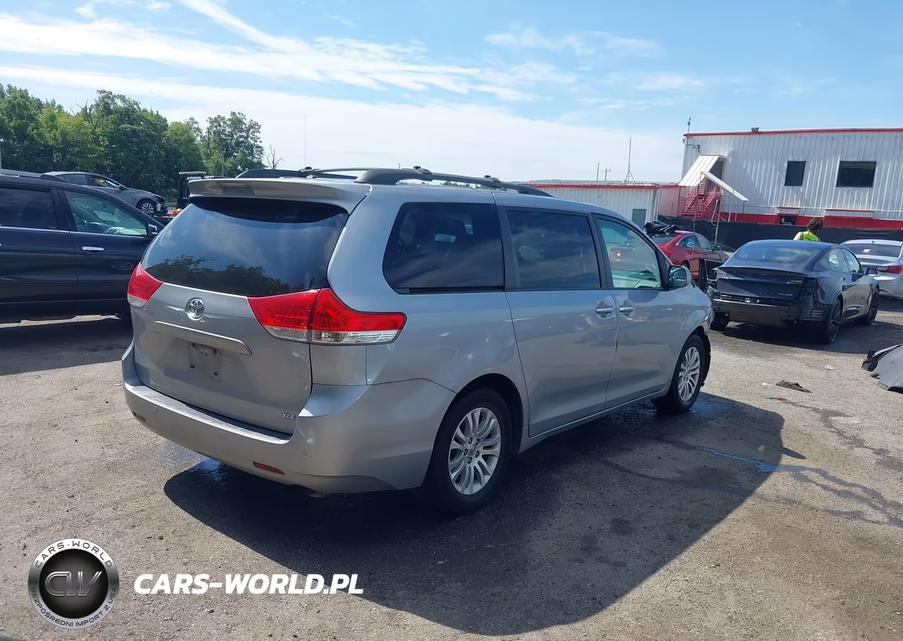 2013 Toyota Sienna Xle V6 8 Passenger VIN:5TDYK3DC3DS370574 - 4