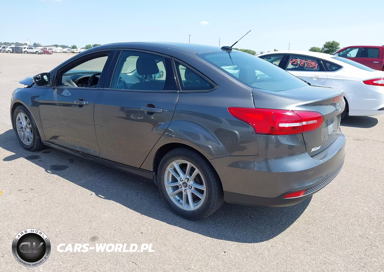 2017 Ford Focus Se VIN:1FADP3F25HL343023 - 3