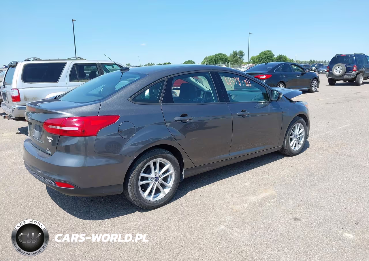 2017 Ford Focus Se VIN:1FADP3F25HL343023 - 4
