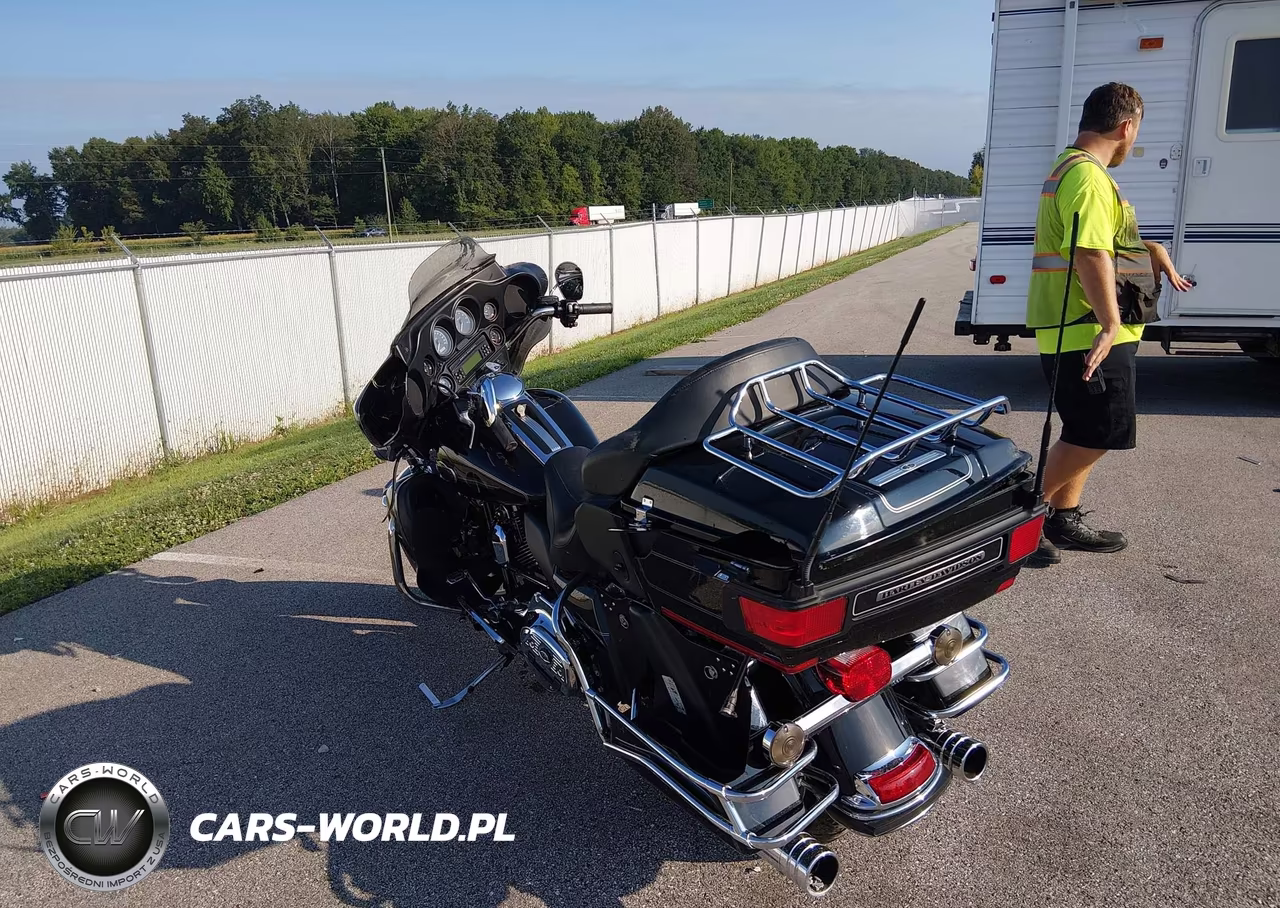 2010 Harley-Davidson Flhtcu VIN:1HD1FC416AB673810 - 3