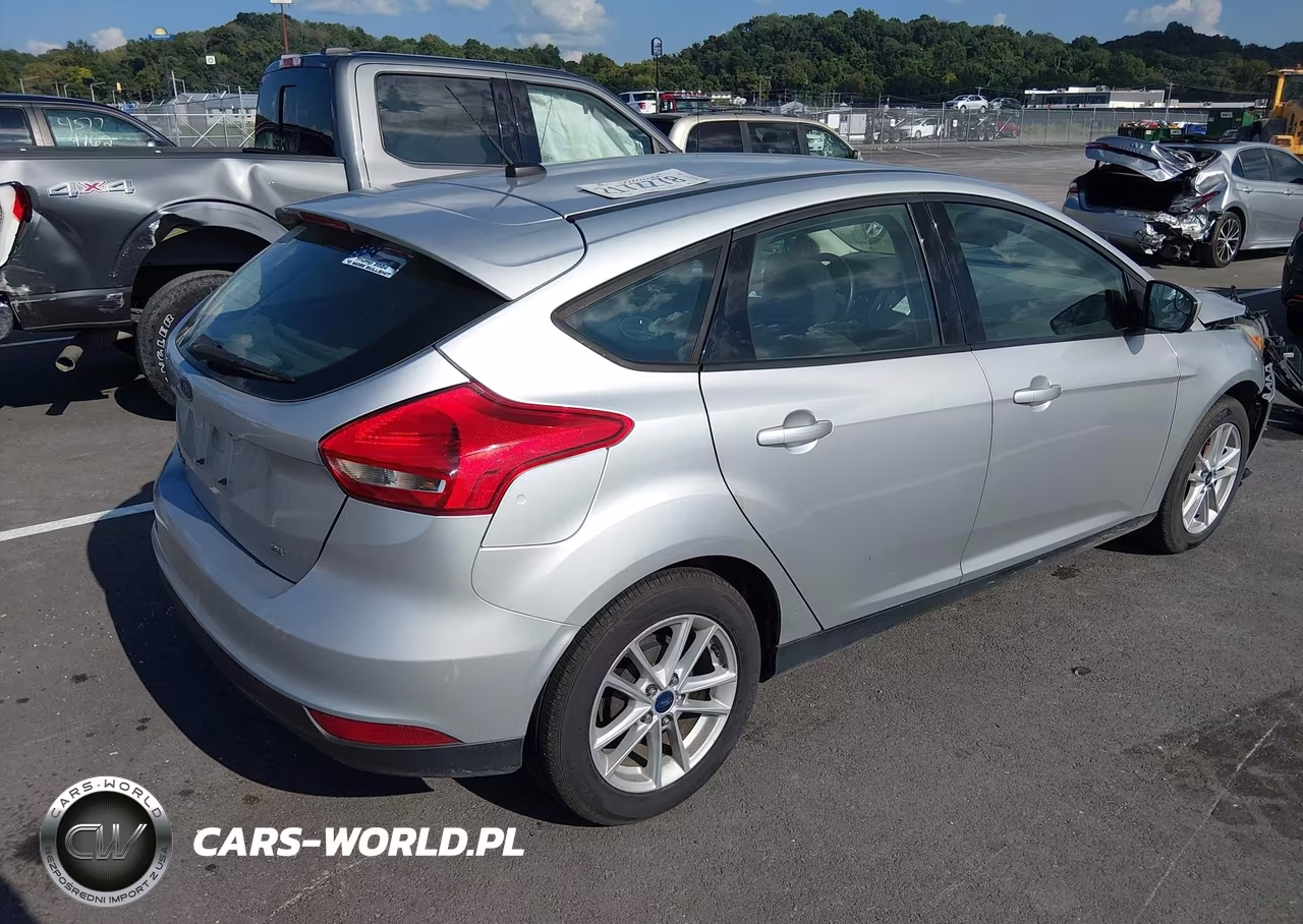 2018 Ford Focus Se VIN:1FADP3K24JL303219 - 4