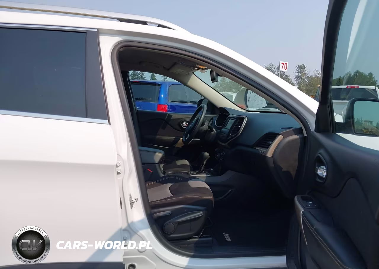 2018 Jeep Cherokee Latitude 4X4 VIN:1C4PJMCB3JD528657 - 5